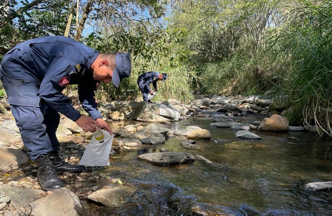 Además de destruir artefactos explosivos, los desminadores del Ejército Nacional luchan por contrarrestar la contaminación de plástico