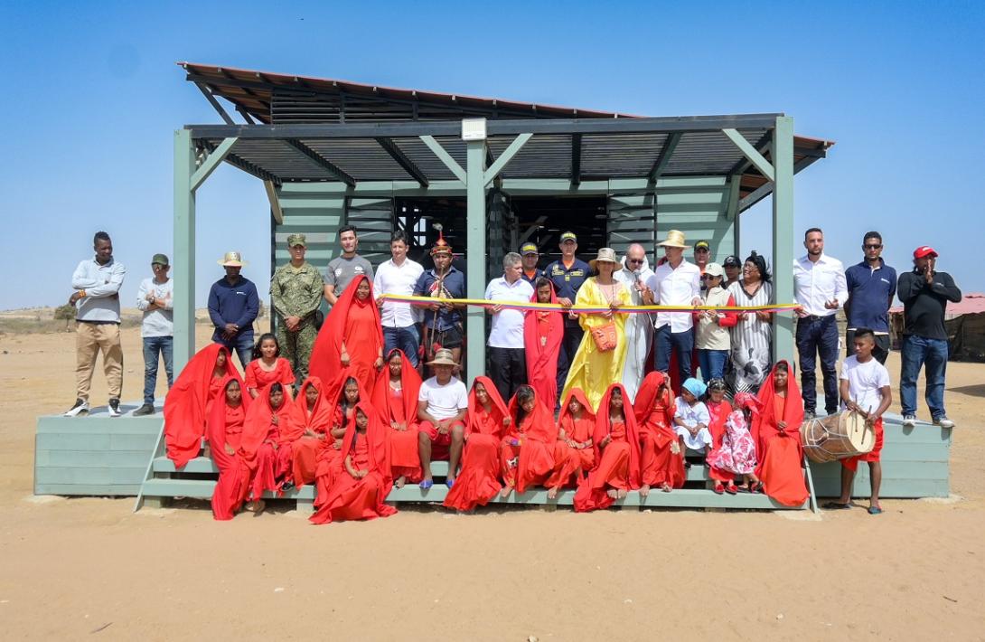 Armada de Colombia entrega aula ecosostenible a comunidad Wayúu en la Alta Guajira