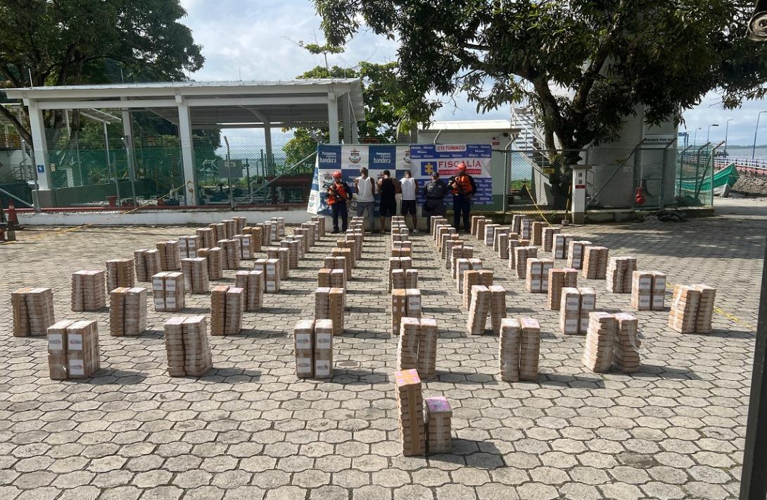 En el pacífico sur, Armada de Colombia incautó 1.7 toneladas de clorhidrato de cocaína a bordo de una embarcación