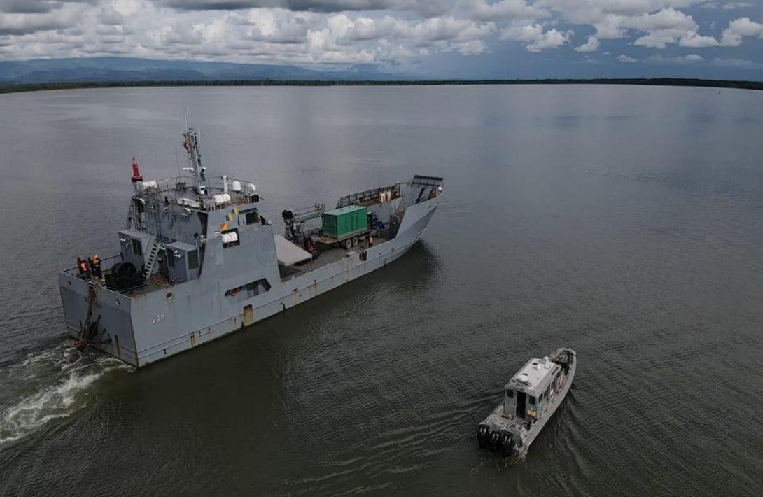 Armada de Colombia transportó planta eléctrica para la comunidad de Acandí, en Chocó