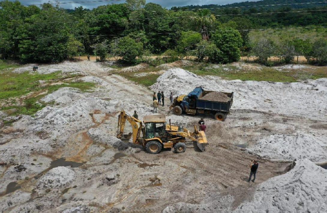 Ejército incauta maquinaria para minería ilegal y captura a dos presuntos delincuentes en Vaupés