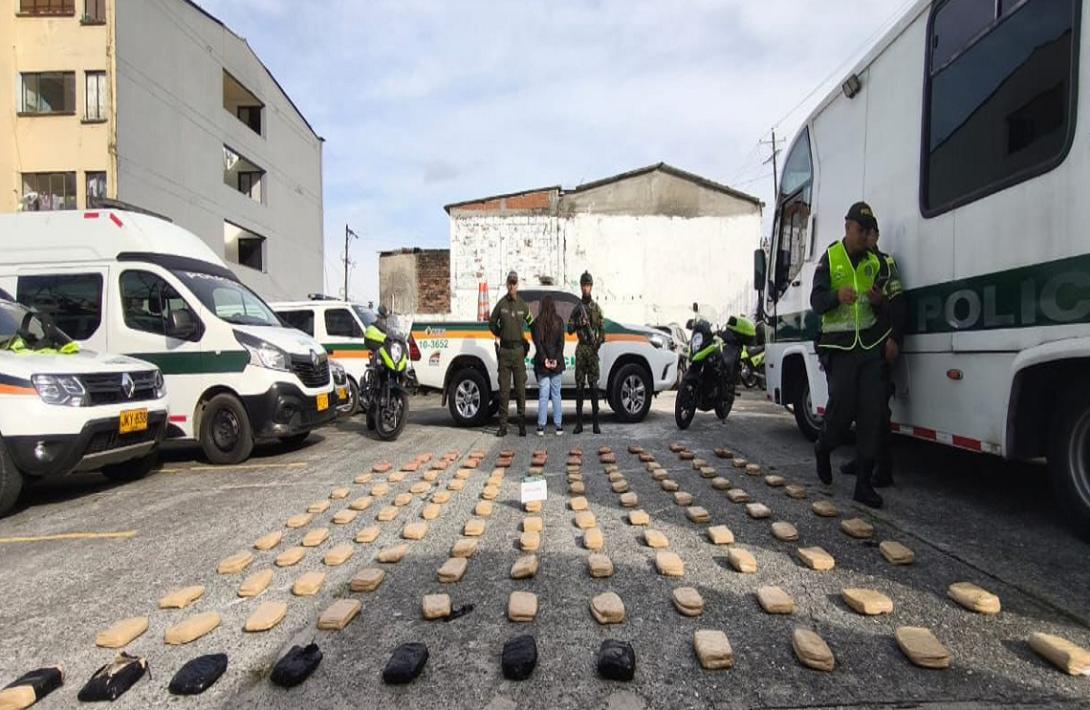 Gracias al olfato de Ely se hallaron 59 kilogramos de marihuana en la vía La Línea y fue capturada una mujer que transportaba el narcótico