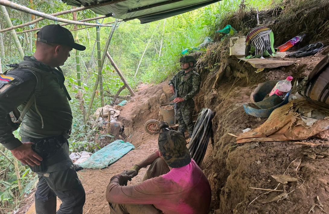 En operación conjunta, Ejército Nacional captura 15 personas por explotación ilícita de yacimientos mine