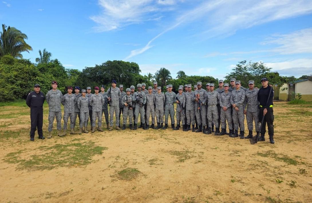 Soldados Profesionales de la Fuerza Aeroespacial fortalecen competencias en derechos humanos y control de disturbios