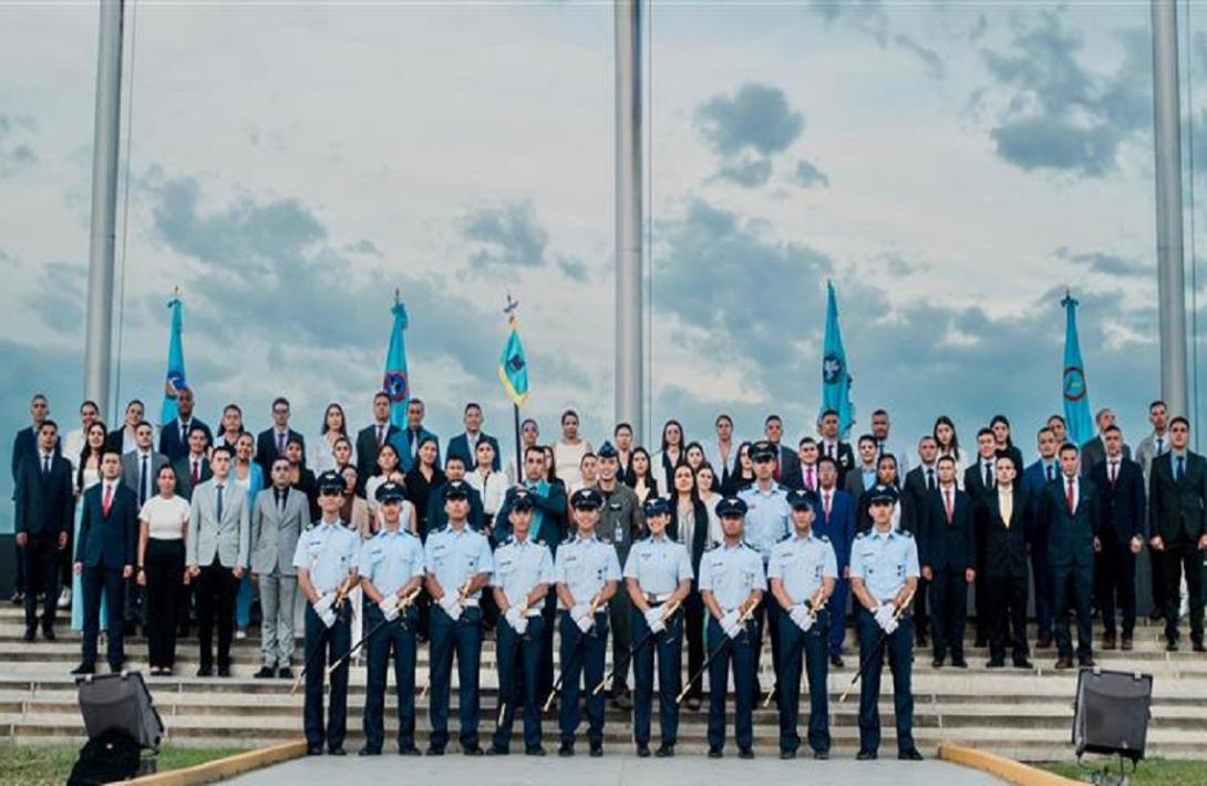 60 nuevos profesionales inician su camino para ser Oficiales de la FAC