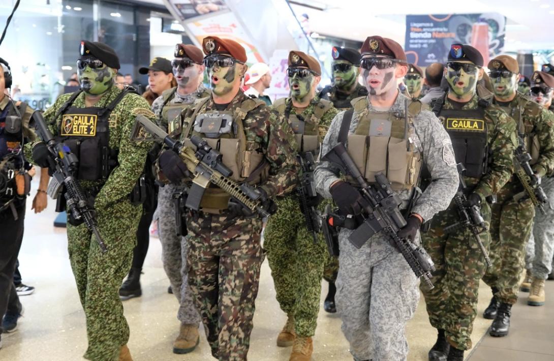 "Buenas tardes Patria querida, los Comandos te saludan…"
