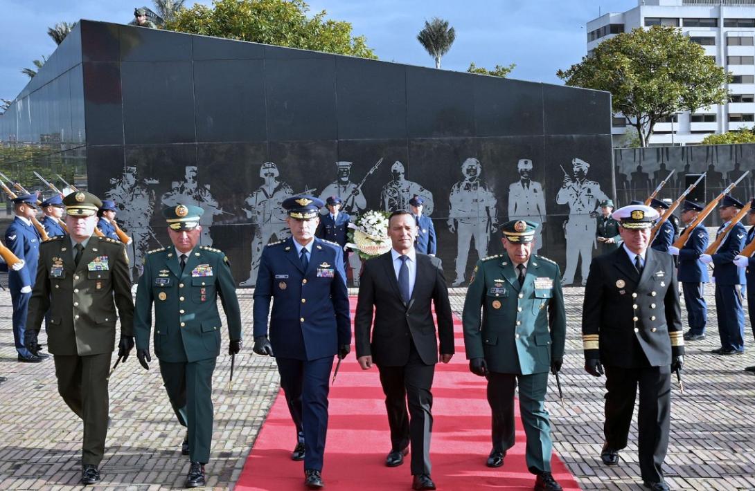 Con una ofrenda floral, Mindefensa honró a los héroes caídos y dio apertura al mes Patrio