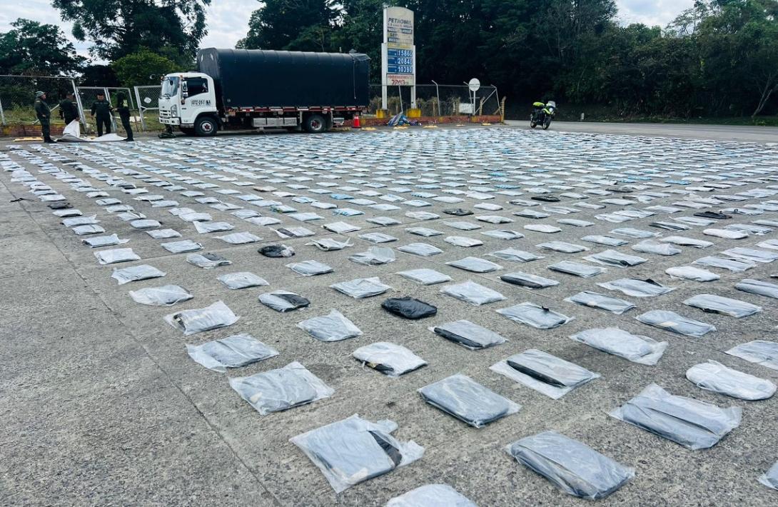 En el Cauca, Ejército y Policía incautan más de una tonelada de marihuana tipo exportación camuflada en tubos