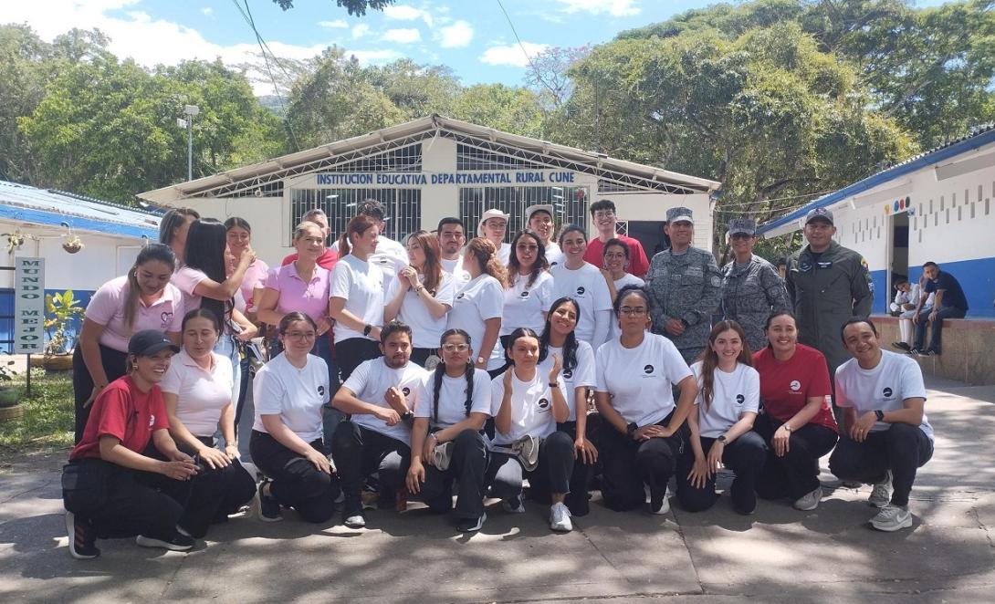 Institución Educativa Cune es beneficiada con pupitres y kits escolares
