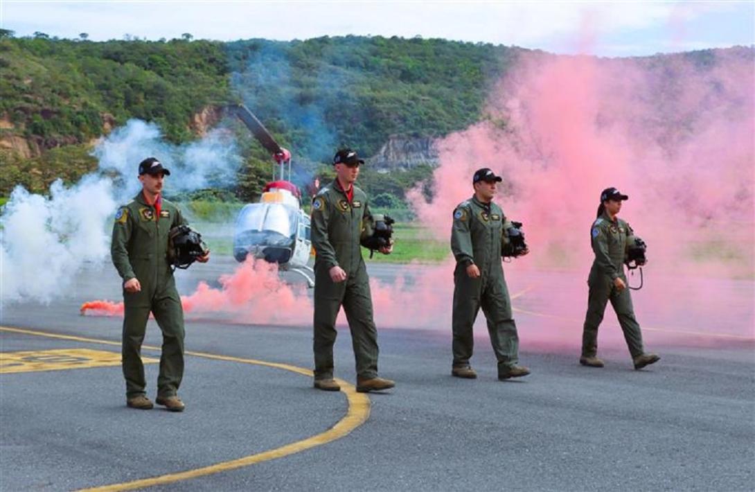 Así se entrenan cuatro Oficiales chilenos que buscan ser piloto de helicóptero