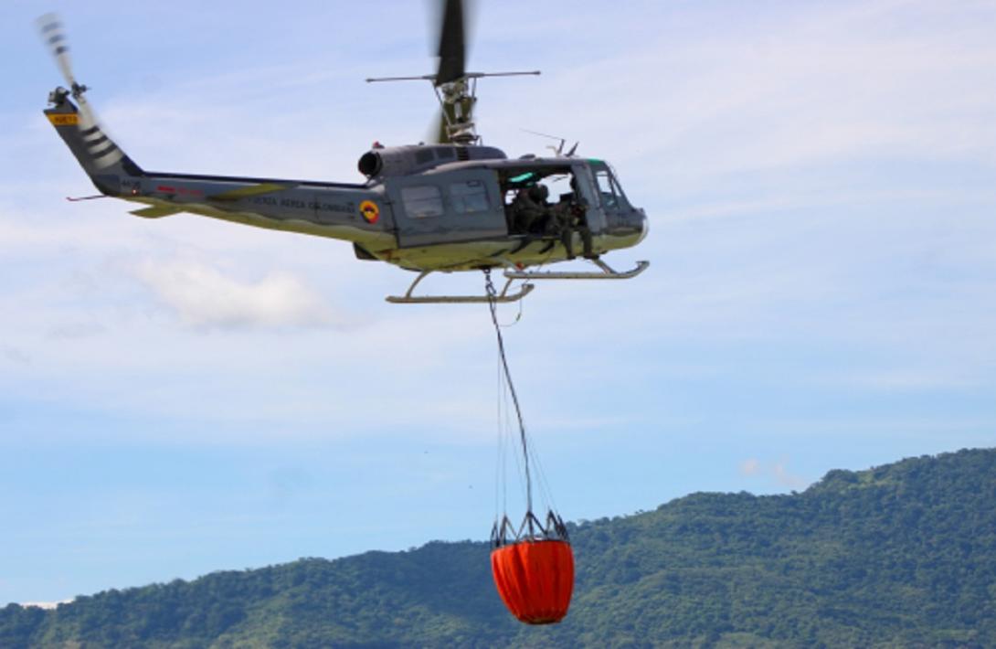 Tripulaciones de helicóptero entrenan arduamente para extinguir incendios forestales desde el aire
