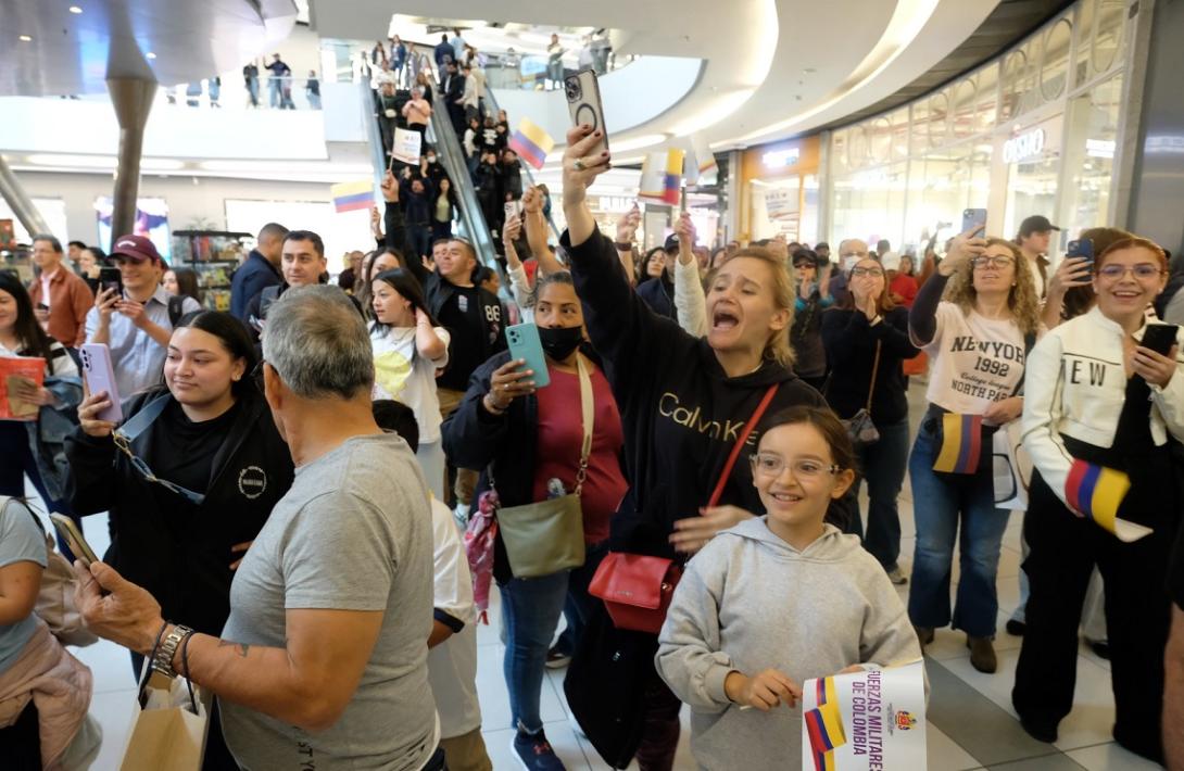 Fuerzas Militares activan el patriotismo en Centro Comercial de Bogotá: estamos #EnModoPatrio