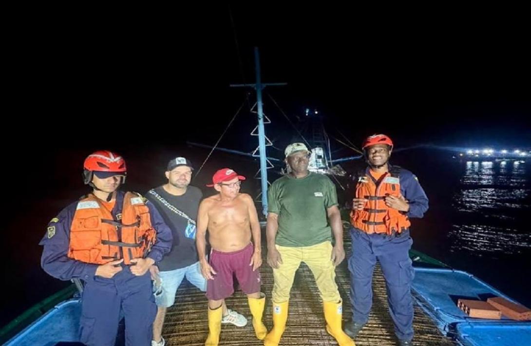 Tras 12 horas a la deriva, rescatadas 9 personas a bordo de una embarcación en aguas del Pacífico colombiano