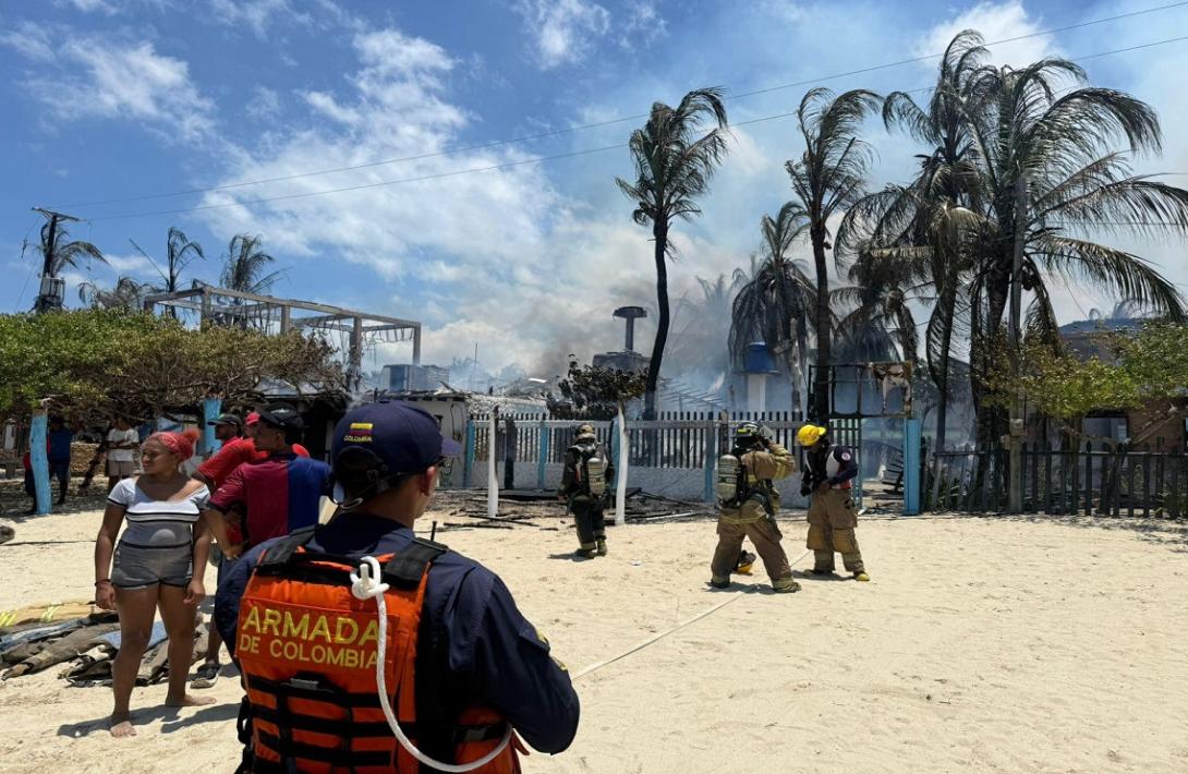 Armada de Colombia apoyó atención de incendio en Rincón del Mar, Sucre