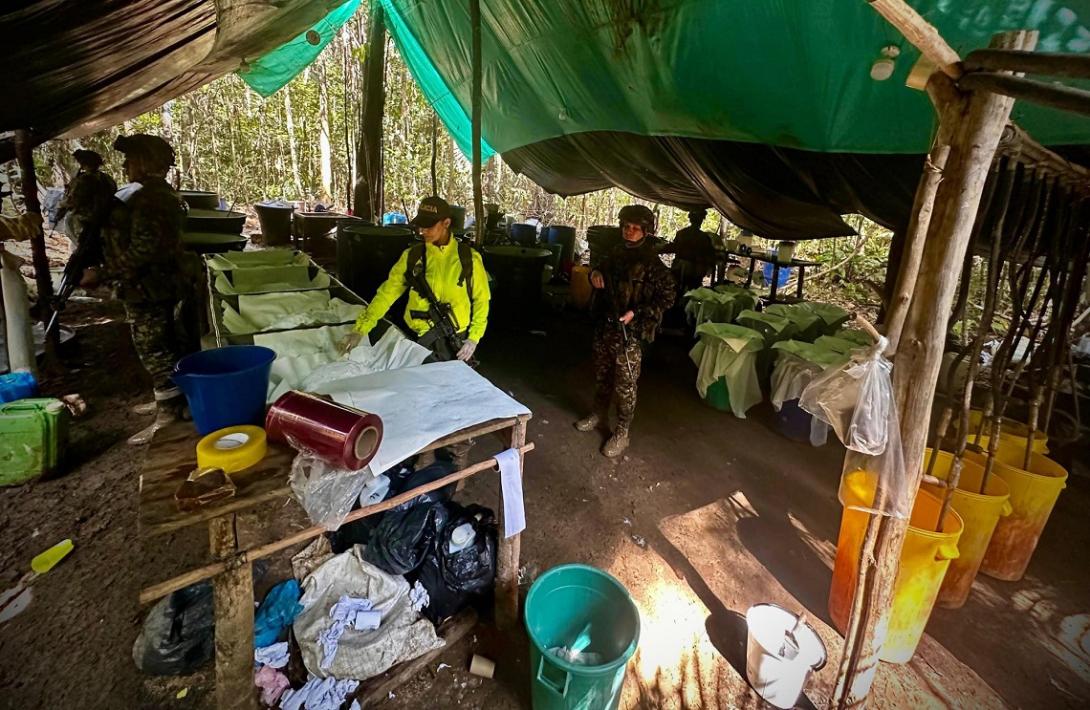 Fuerzas Militares desmantela megalaboratorio que producía mensualmente más de una tonelada de clorhidrato de cocaína en el Guaviare