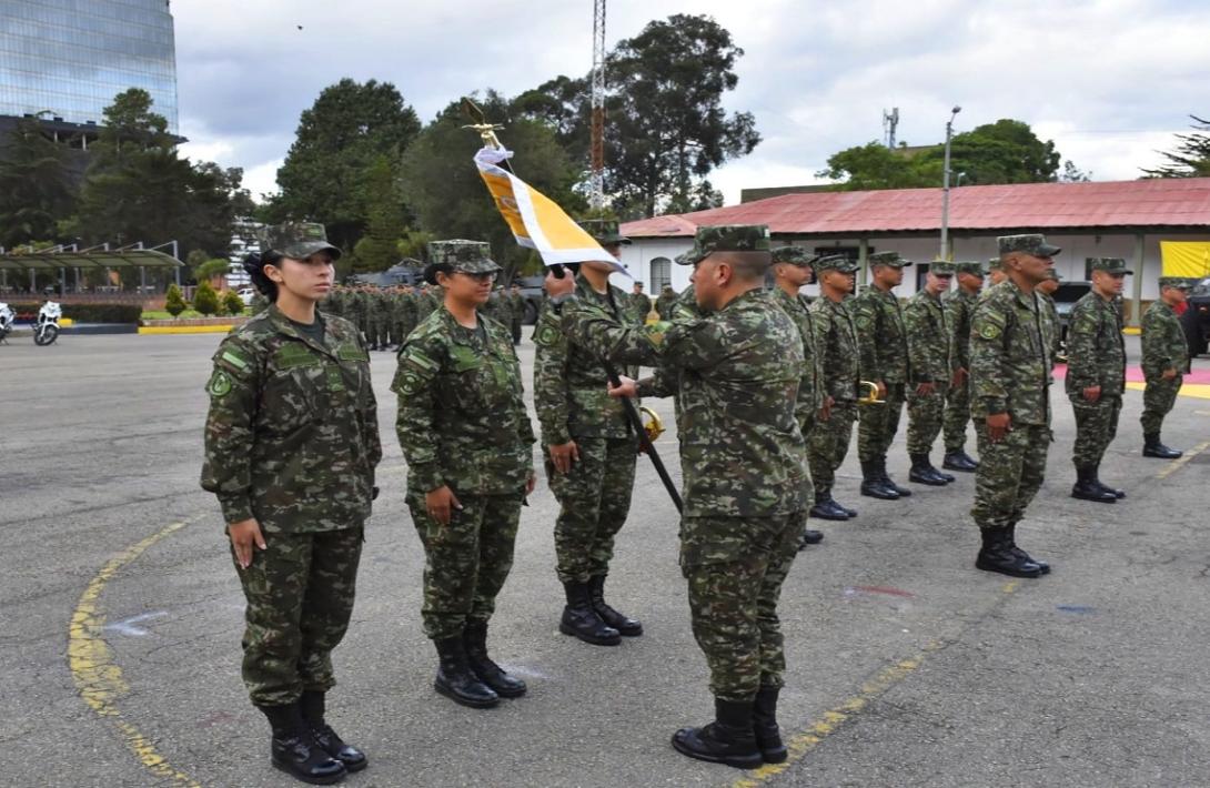 Simbolismo de liderazgo y confianza: ceremonia de entrega de banderín en la Escuela de Caballería