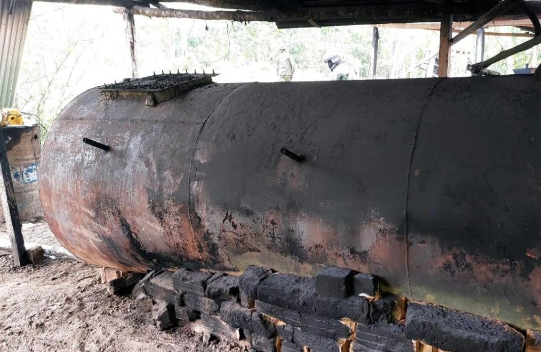Fuerzas Militares desmantelan refinería artesanal de los ‘Comandos de Frontera’ en Putumayo