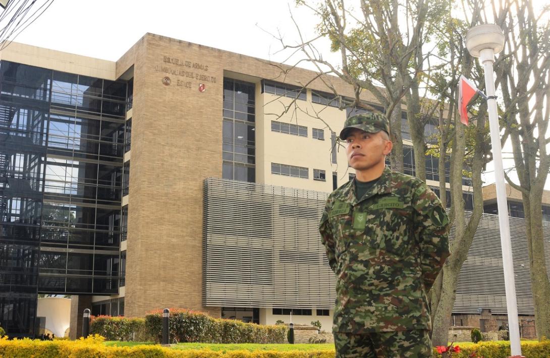 Escuela de Armas Combinadas resalta a uno de sus alumnos suboficiales que iniciará su formación en la Escuela Militar de Oficiales