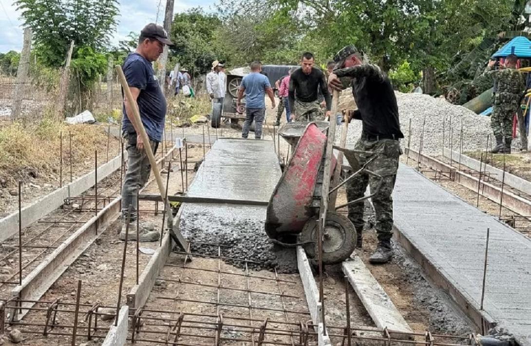 320 metros de placa huella construye el Ejército Nacional en el oriente y norte del Tolima