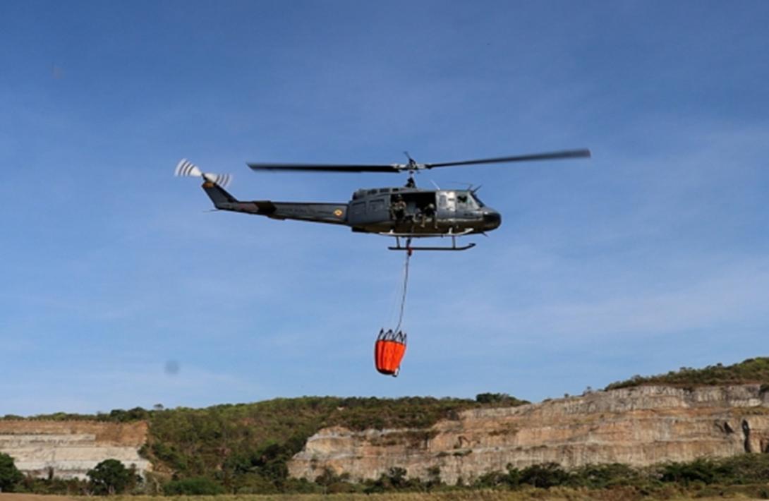 Helicóptero Huey II combate incendio forestal en Nilo, Cundinamarca