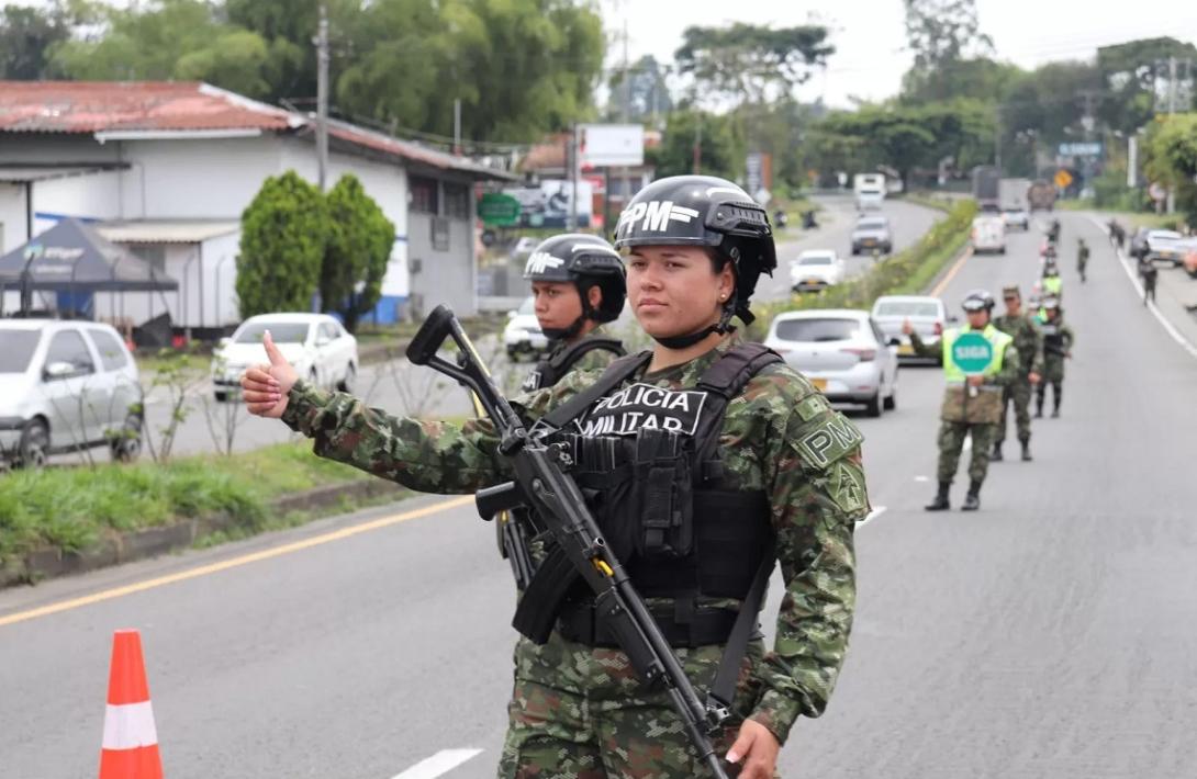 Con la campaña Viaje Seguro, el Ejército Nacional garantiza la seguridad durante la semana de receso estudiantil en el Eje Cafetero