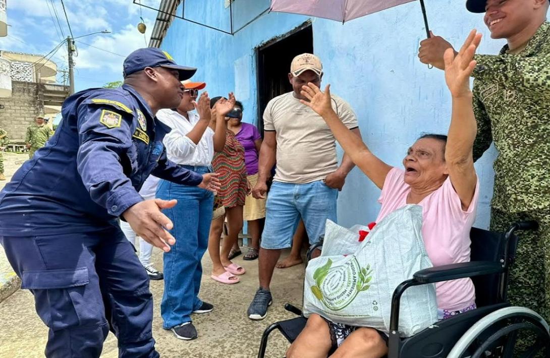 Armada de Colombia entrega 11 sillas de ruedas especializadas a personas con discapacidad en el Golfo de Morrosquillo