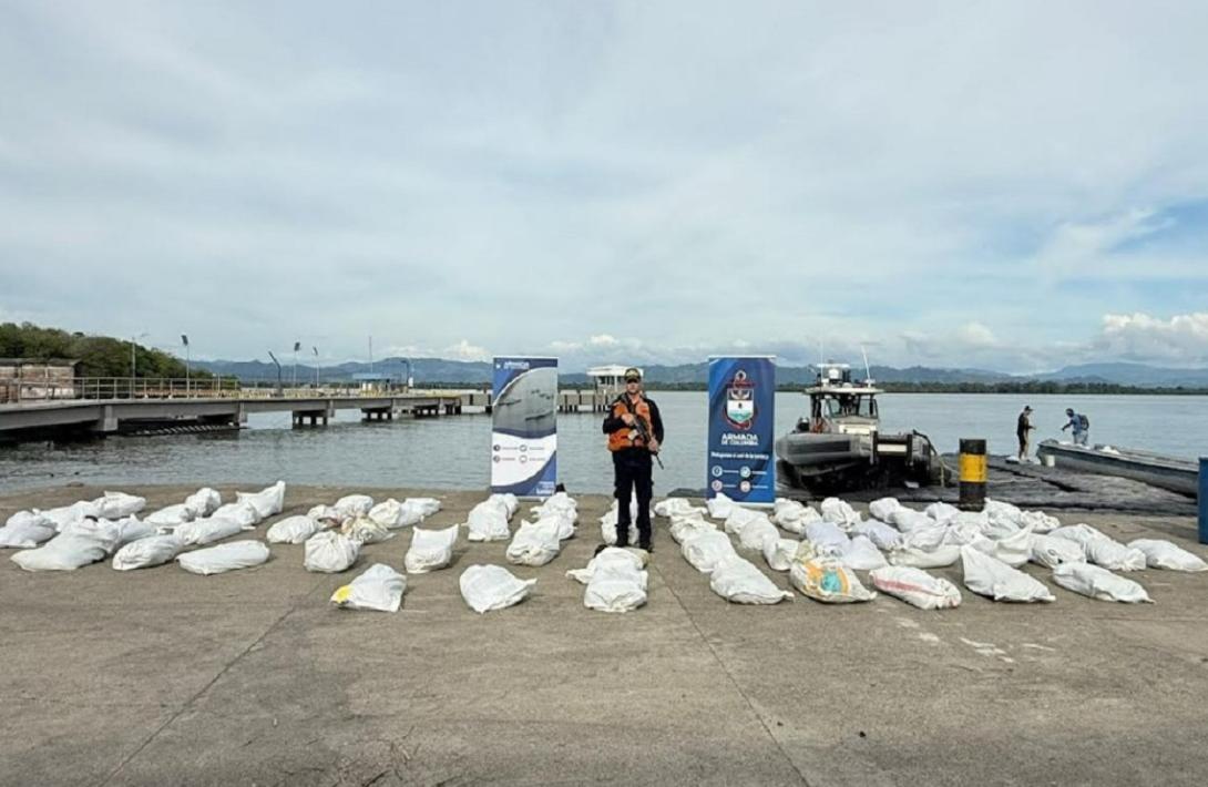 Armada de Colombia incautó 3.5 toneladas de cemento en el Golfo de Urabá