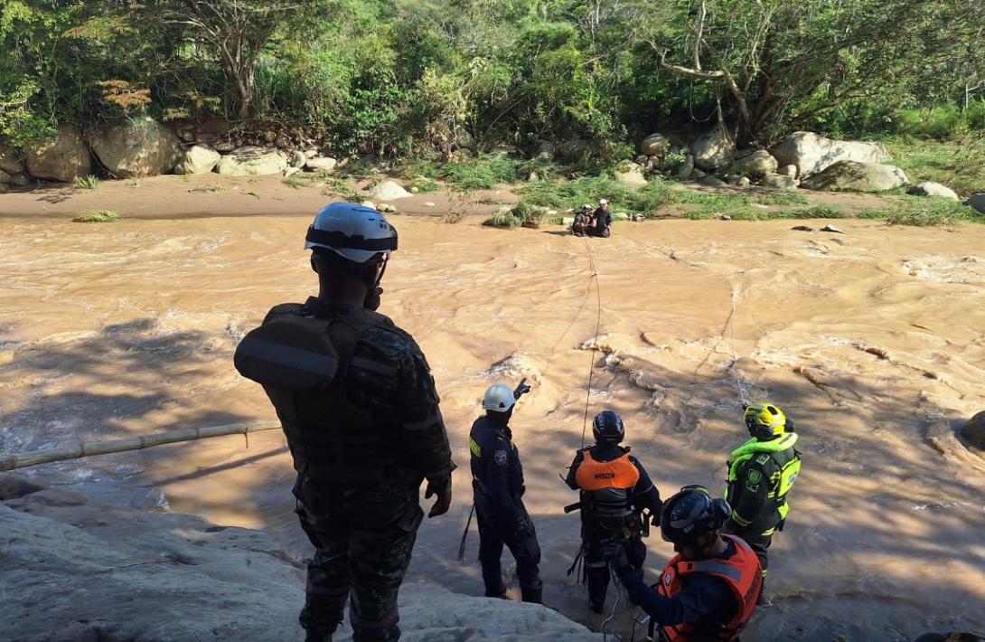 Soldados rescatistas intensifican labores de búsqueda en Silvania, Cundinamarca, tras creciente súbita