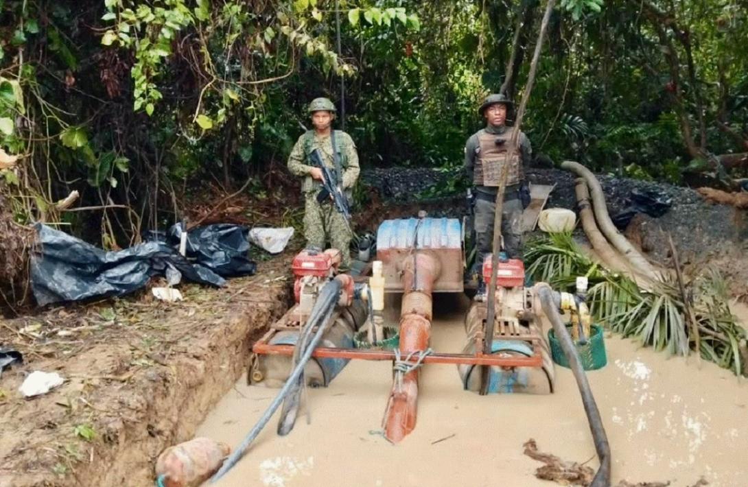Armada de Colombia incauta maquinaría utilizada para minería ilegal en Chocó
