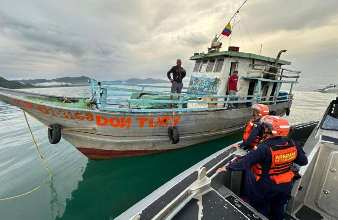 A 30 millas náuticas de bahía solano, rescatadas cuatro personas a bordo de una embarcación a la deriva