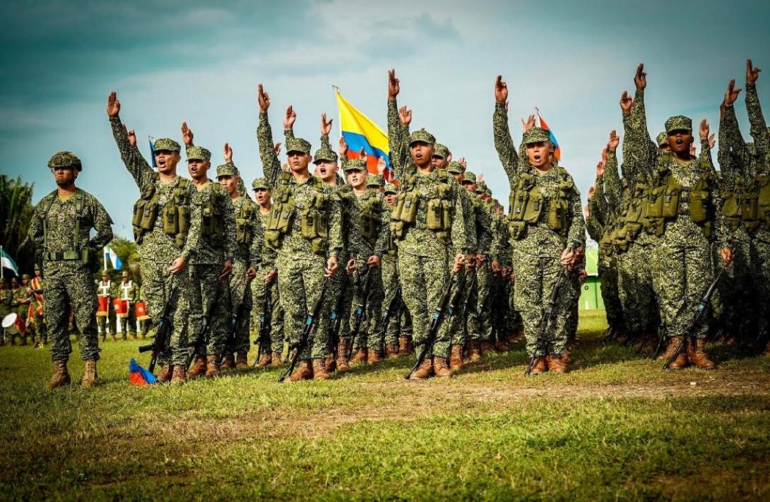 Tras intenso entrenamiento, más de mil infantes de marina juran bandera en Coveñas para proteger los mares y ríos del país
