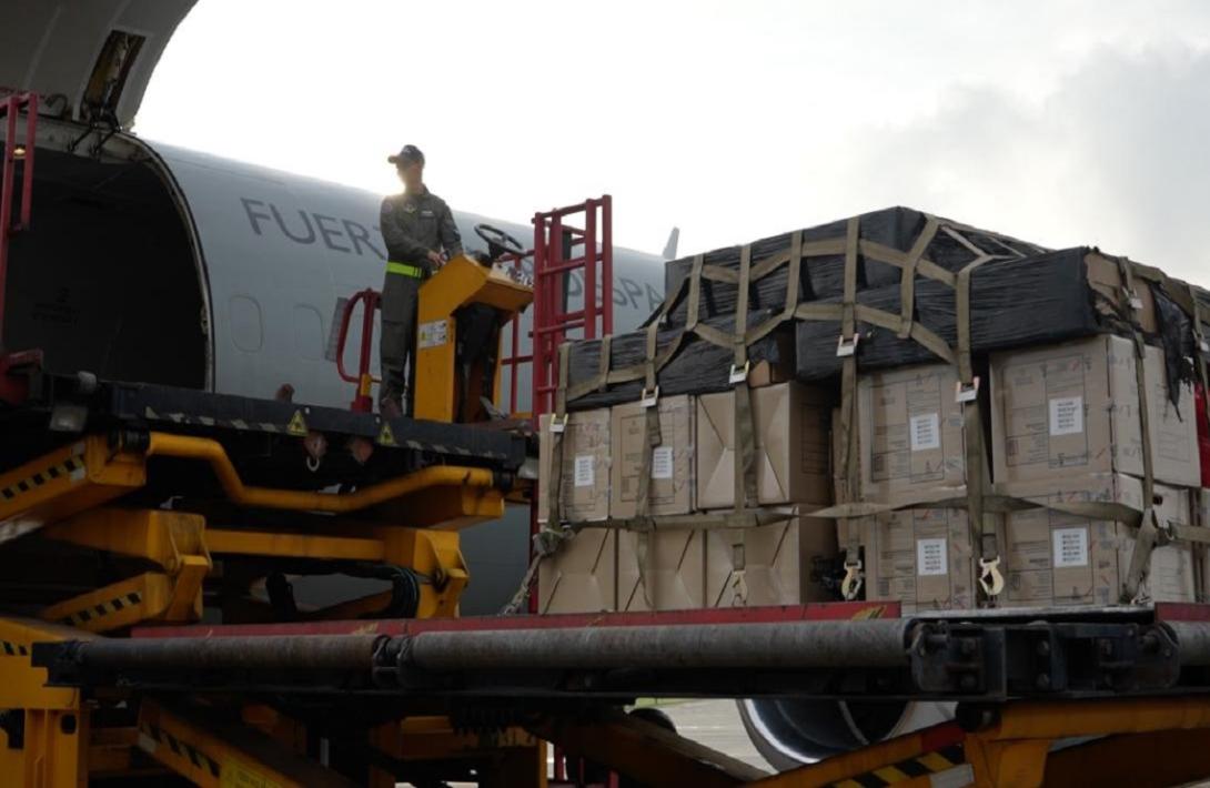 Herramientas tecnológicas para estudiantes de la Guajira llegaron en aeronave de la Fuerza Aeroespacial Colombiana
