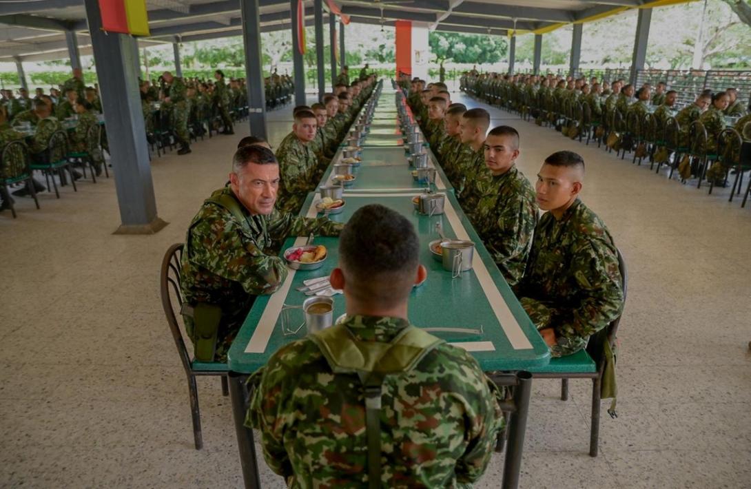Disciplina y liderazgo: comandante del Ejército comparte con 610 alumnos en Tolemaida