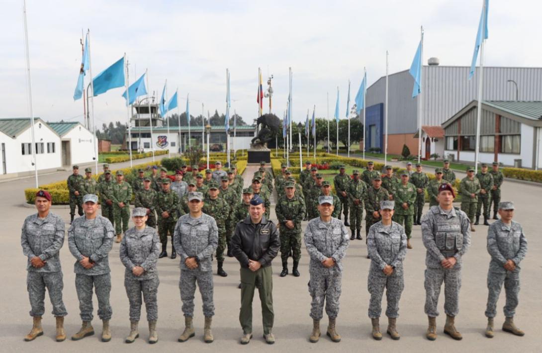 Suboficiales de alta jerarquía fortalecen su liderazgo durante visita al CAMAN