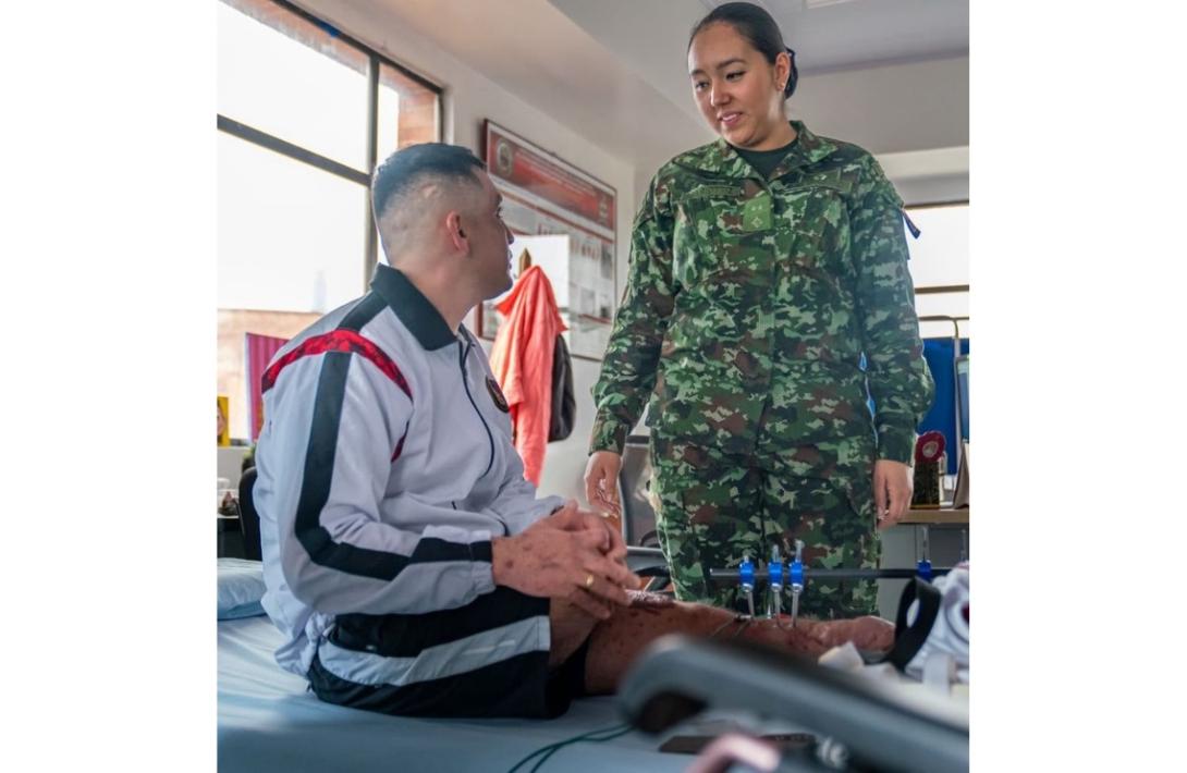 “No tenía miedo al ataque, sino a no volver a ver a mi hija”, la historia de una oficial médica militar del Ejército Nacional