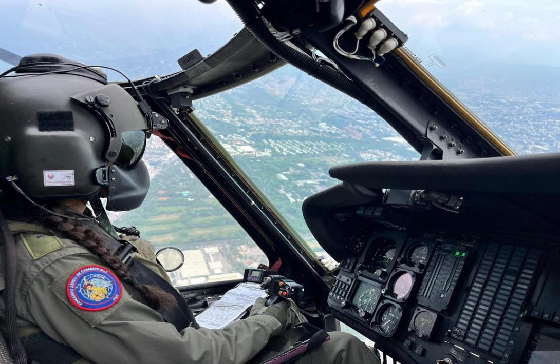 Aeronaves acompañan a los colombianos en su cita con la democracia