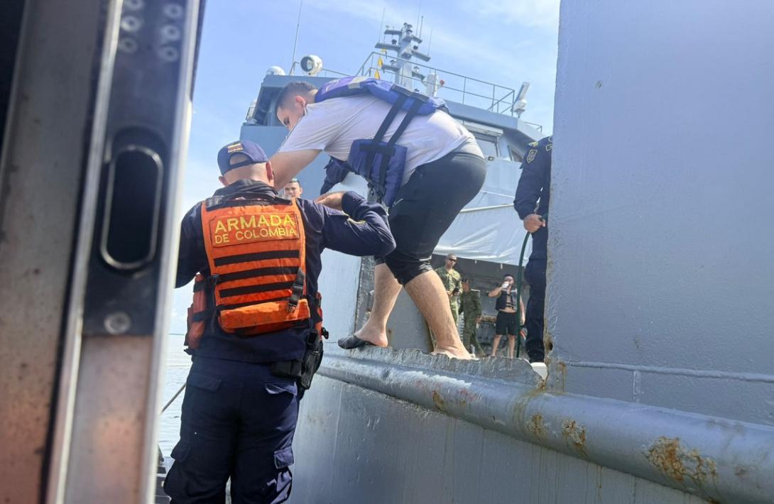 Tras hundimiento de embarcación, Armada de Colombia rescata 10 personas en el Golfo de Urabá