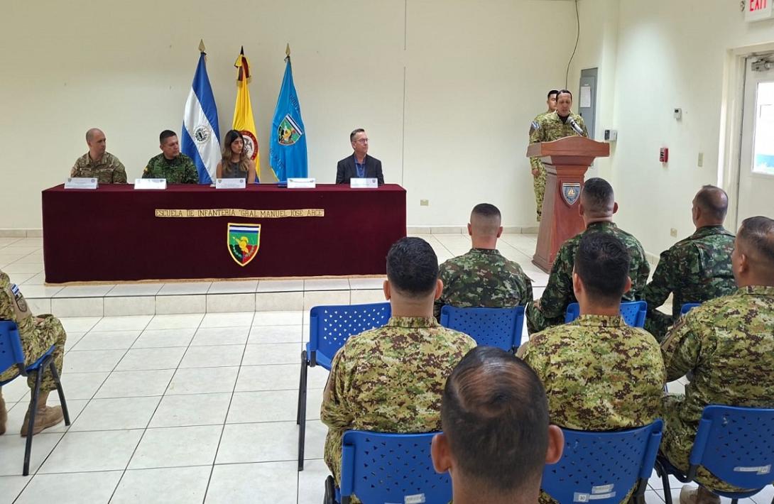 Ejército de El Salvador recibe comisión académica de instructores militares colombianos