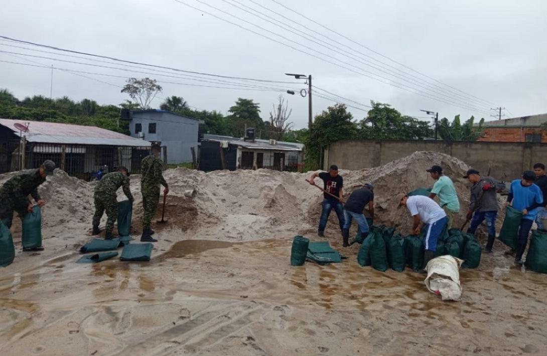 Ejército Nacional apoya a familias afectadas por la temporada de lluvias en Mitú, Vaupés