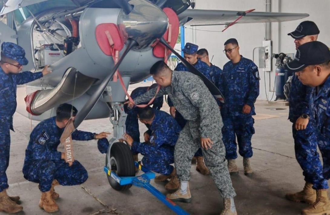 Fuerza Aeroespacial Colombiana fortalece capacidades de mantenimiento aeronáutico de la Fuerza Aérea Salvadoreña
