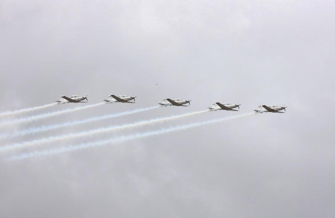 En cielo y tierra la Fuerza Aeroespacial desfiló por los colombianos