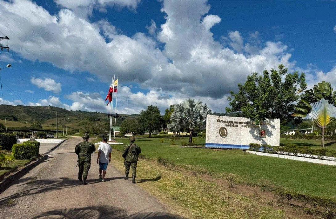 Integrante de grupo armado inicia su camino hacia la legalidad tras someterse ante el Ejército Nacional en Huila