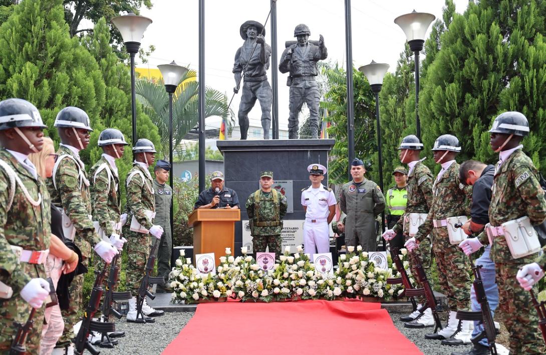 Ofrenda floral exaltó el honor y compromiso de los héroes de Colombia