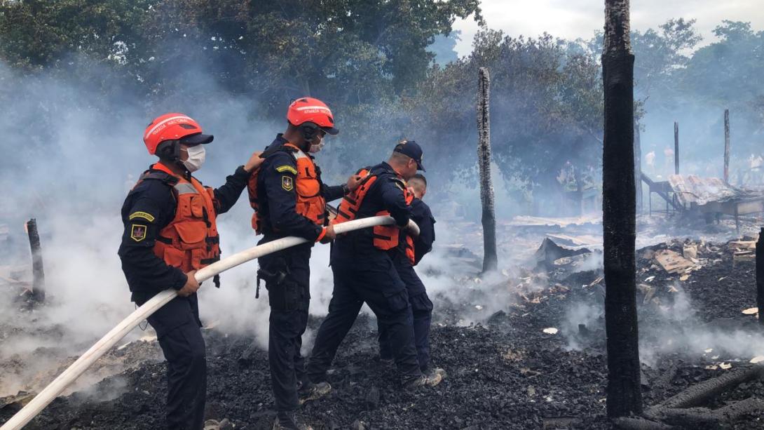 cgfm-armada-de-colombia-apoya-labores-de-mitigacion-de-incendio_en-playa-blanca_.jpg