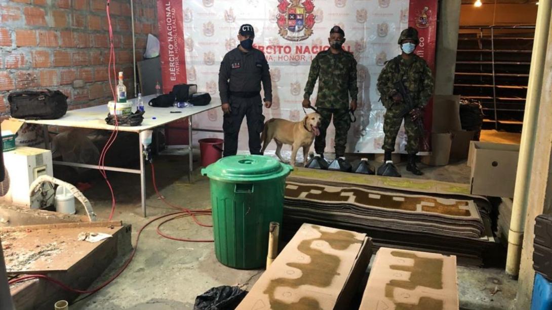 cgfm-ejercito-nacional-incauta-1700-laminas-de-carton-impregnadas-de-clorhidrato-de-cocaina-liquida-en-valle-del-cauca_.jpg