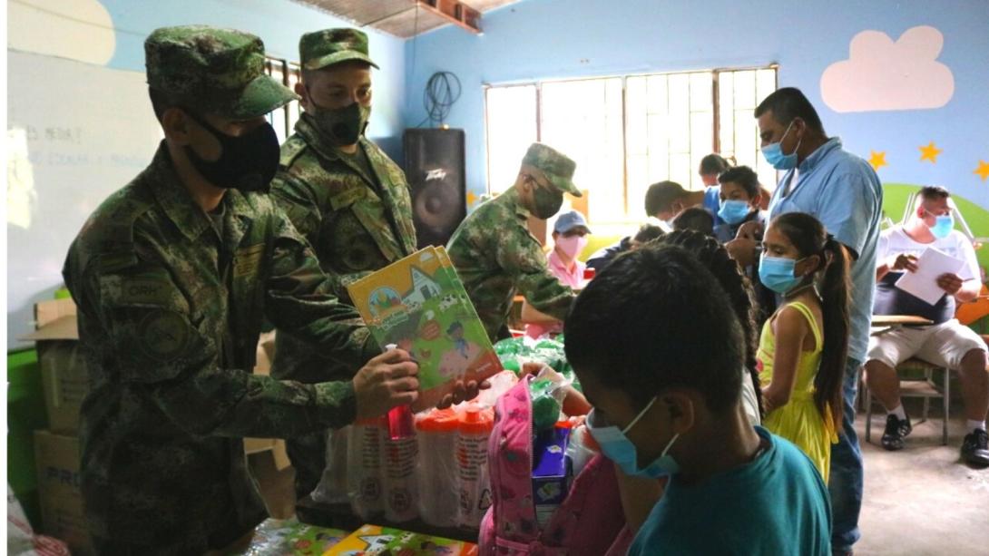 cgfm-la-fundacion-tejiendo-redes-porvenir-y-el-ejercito-nacional-trabajan-por-los_-campesinos-del-canon-de-las-hermosas.jpg