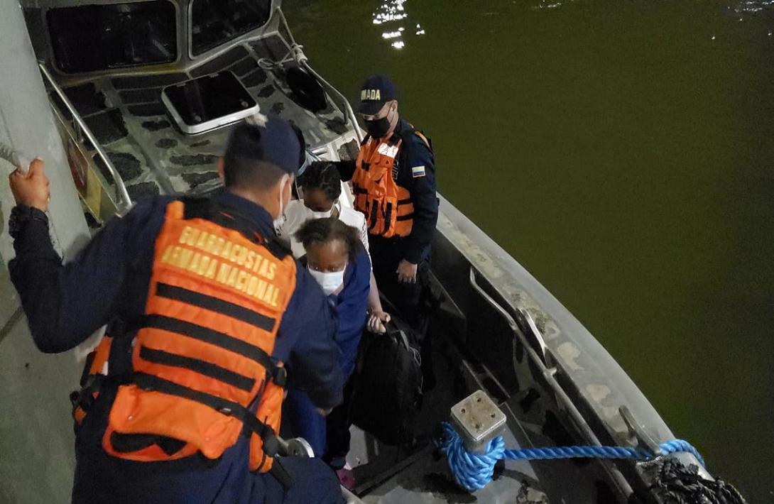 cogfm-armada-de-colombia-atiende-emergencia-de-habitantes-en-zonas-rurales-de-buenaventura-08.jpg