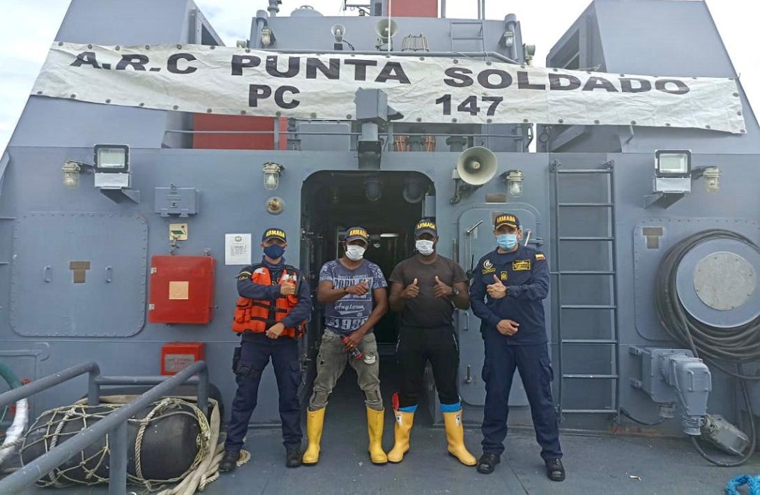 cogfm-armada-de-colombia-rescata-con-vida-tres-pescadores-que-habian-desaparecido-en-el-pacifico-05.jpg