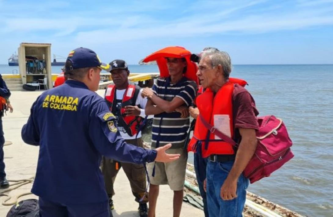 cogfm-armada-de-colombia-salvaguarda-la-vida-de-cinco-personas-a-la-deriva-en-el-mar-caribe-06.jpg