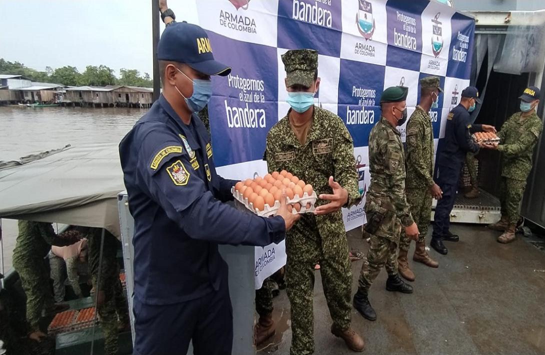 cogfm-armada-de-colombia-transporte-ayuda-humanitaria-el-charco-narino-entrega-huevos-06.jpg